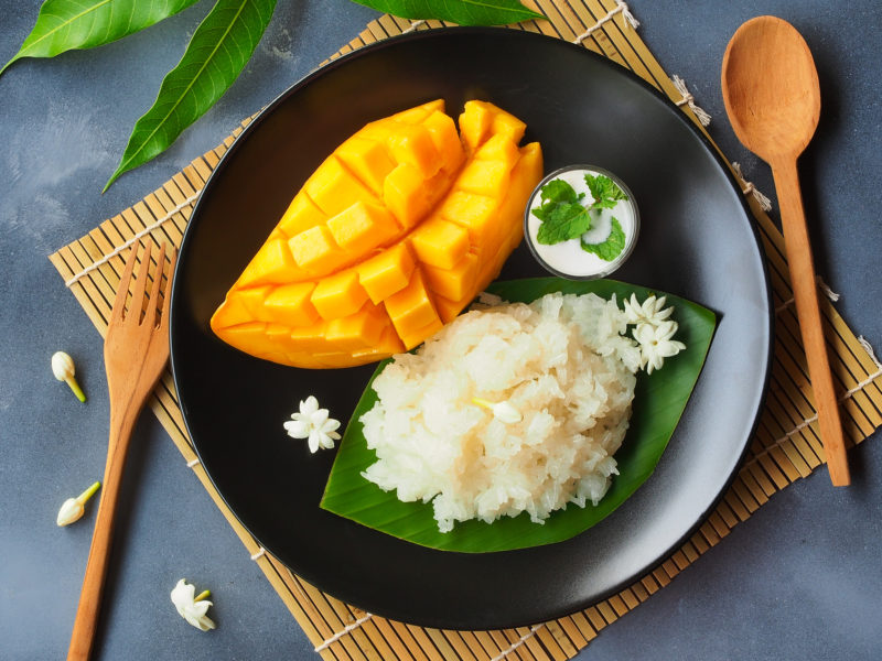 Sticky rice with mango